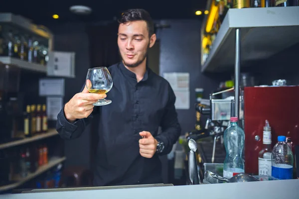 Bartendern hälla hårt anda i glas — Stockfoto