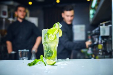 Mojito bir barda hazırlanması .