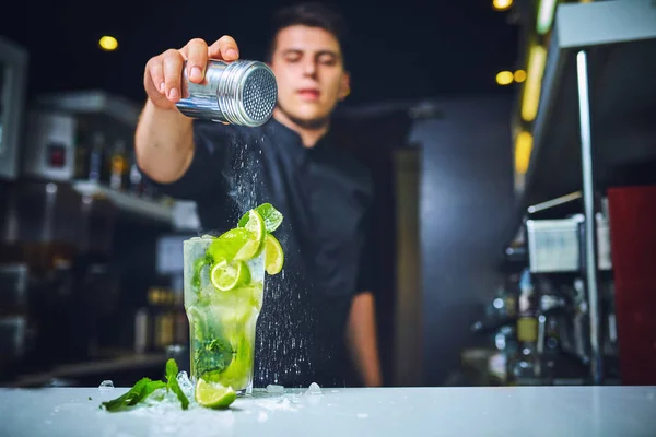 Beredning av mojitos i en bar . — Stockfoto