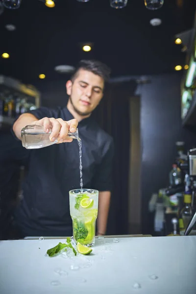 Mojitos 在一家酒吧的制备 . — 图库照片