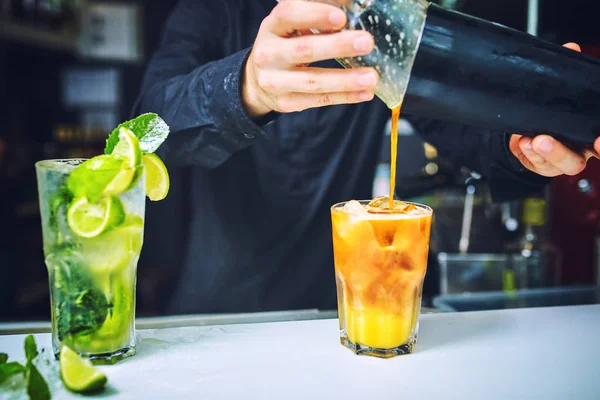 Preparación de mojitos en un bar  . — Foto de Stock