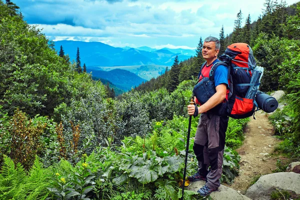 Traveling in the mountains, in the wild. — Stock Photo, Image