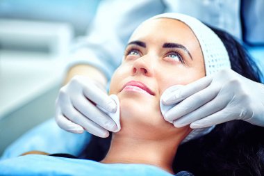 Hastanedeki iş yerinde bir kadın güzellik uzmanı