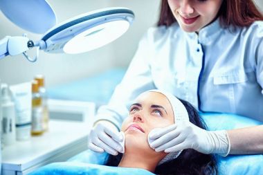 Hastanedeki iş yerinde bir kadın güzellik uzmanı