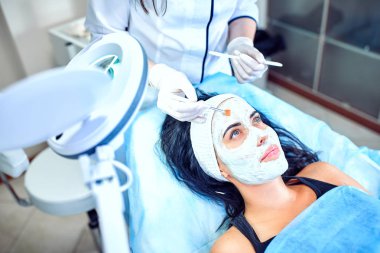 Hastanedeki iş yerinde bir kadın güzellik uzmanı