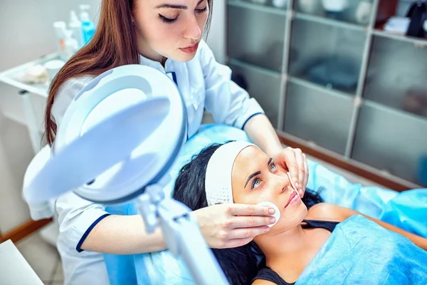 En kvinna kosmetolog i arbetet på sjukhuset — Stockfoto