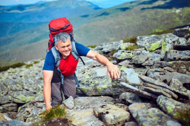 Dağlarda vahşi seyahat.