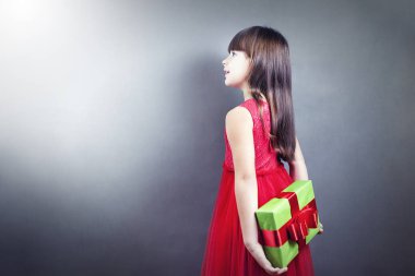 Hediye tutarak ve kamera üzerinde gri bac seyir sürpriz kadın