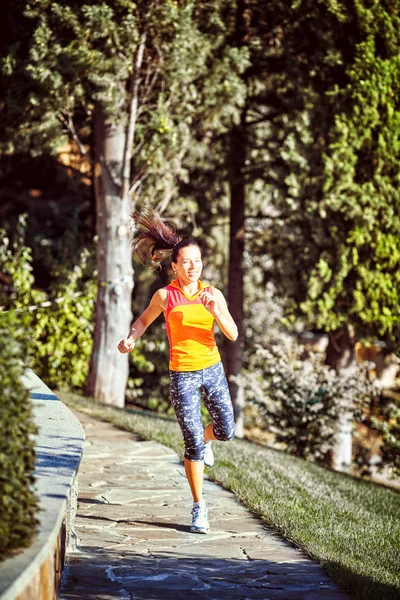 Femme courant dans le parc le matin — Photo