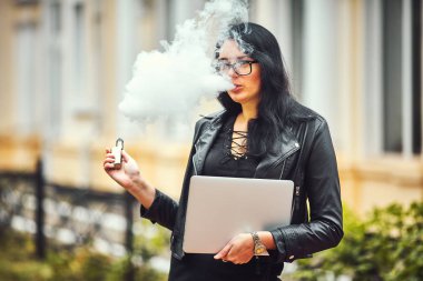 E-sigara pas arka plan üzerinde kadınla