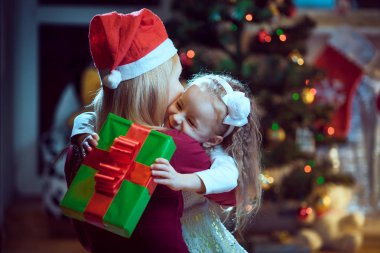  Sıcak sıcak kış akşam evde.