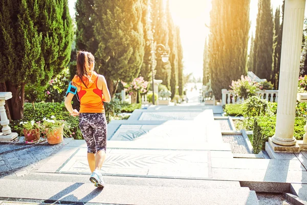 Femme courant dans le parc le matin — Photo