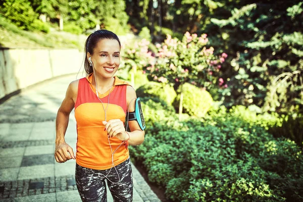 Femme courant dans le parc le matin — Photo