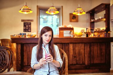 Doktor hastane inceliyor.