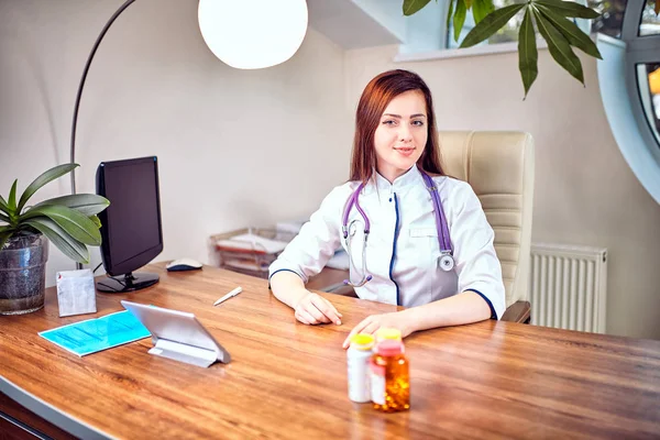 De schoonheidsspecialist is de zorg voor de patiënt gezicht — Stockfoto