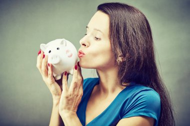 piggy banka tasarruf kadın mutlu gülümseyerek