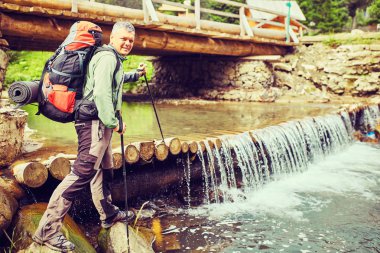 Dağlarda vahşi seyahat.