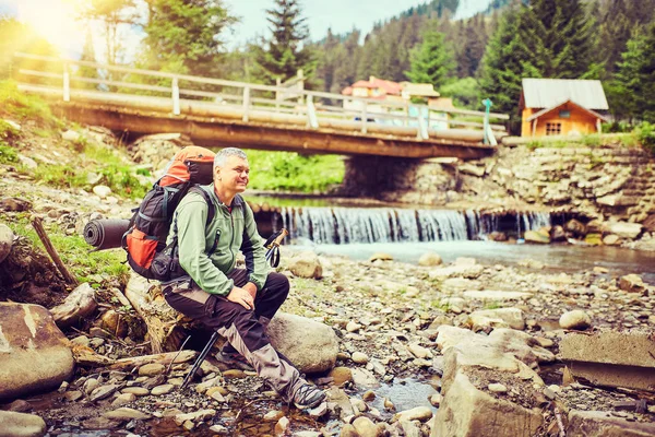 Na cestách v horách, v přírodě. — Stock fotografie