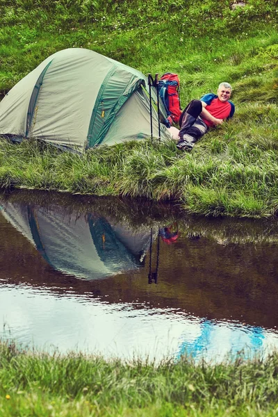 Traveling in the mountains, in the wild. — Stock Photo, Image