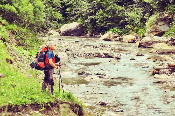 Dağlarda vahşi seyahat.