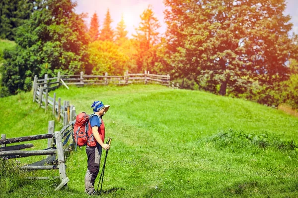 Na cestách v horách, v přírodě. — Stock fotografie