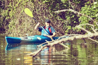 Yaz gününde bir kayık kürek çekmeye adam.