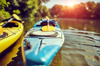 Kayaks suda demirli. İnsanlar olmadan boş kayaklar.