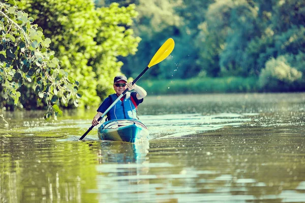 Hombre remando un kayak en el día de verano . —  Fotos de Stock