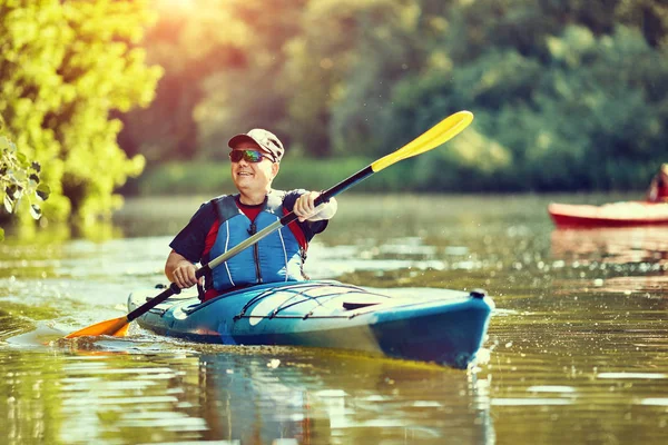 Man paddling a kayak on summer day. — Stock Photo, Image