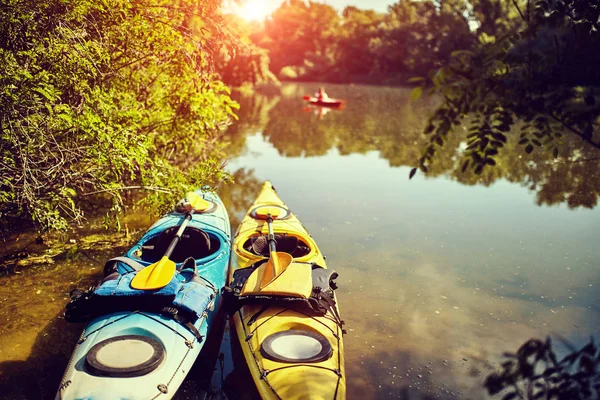 Kayaks amarrados en el agua. Kayaks vacíos sin gente . —  Fotos de Stock