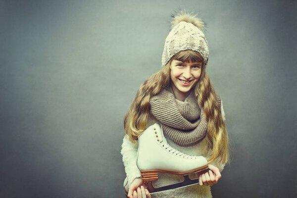 Красивая молодая женщина катается на коньках
 .