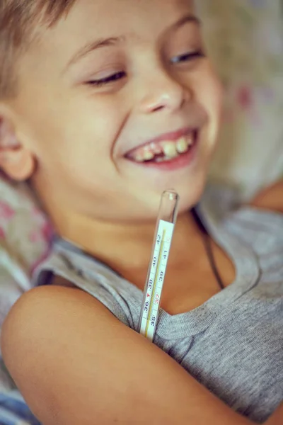 The boy is undergoing treatment in the hospital. — Stock Photo, Image