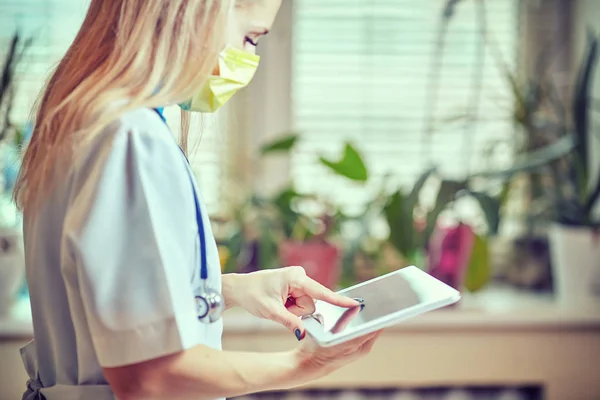 Octor werkt op een digitale tablet met kopie ruimte — Stockfoto