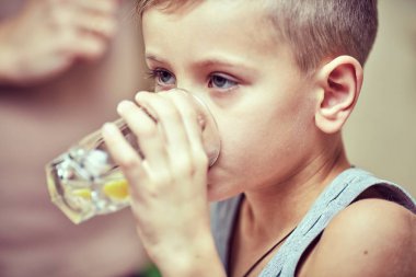 Çocuk hastanede tedavisi gören.