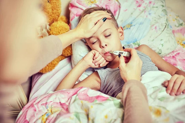 The boy is undergoing treatment in the hospital. — Stock Photo, Image