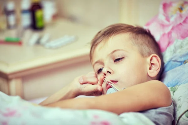 The boy is undergoing treatment in the hospital. — Stock Photo, Image