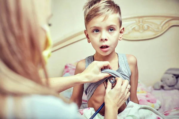 El chico está en tratamiento en el hospital. . —  Fotos de Stock