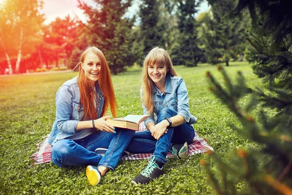 Kız okuma kitabı yaz gün batımı aydınlık Park'ta