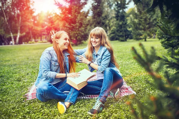 Kız okuma kitabı yaz gün batımı aydınlık Park'ta