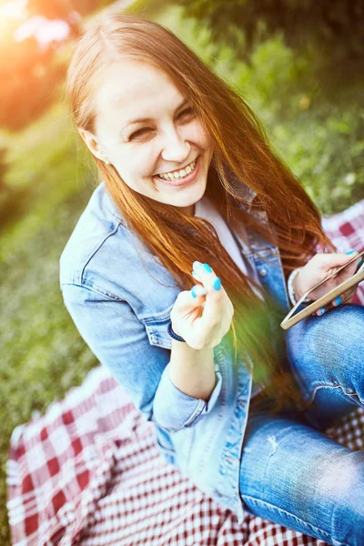 The girl is resting in the park on the grass — Stock Photo, Image