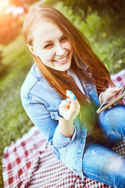 Fata se odihnește în parc pe iarbă — Fotografie, imagine de stoc