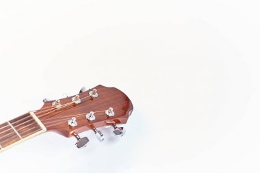beyaz arkaplanda izole edilmiş akustik gitar .