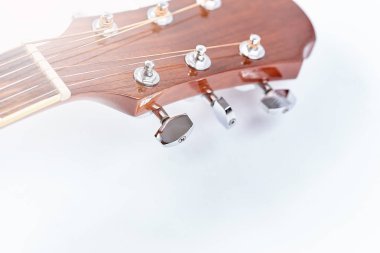 beyaz arkaplanda izole edilmiş akustik gitar .