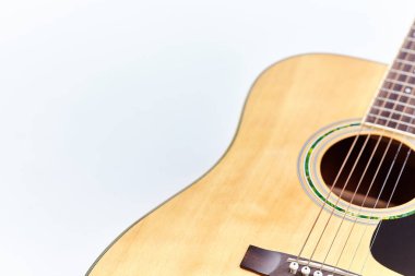 beyaz arkaplanda izole edilmiş akustik gitar .