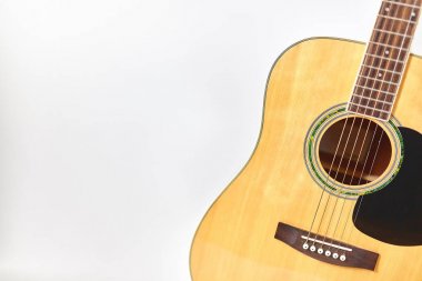 beyaz arkaplanda izole edilmiş akustik gitar .