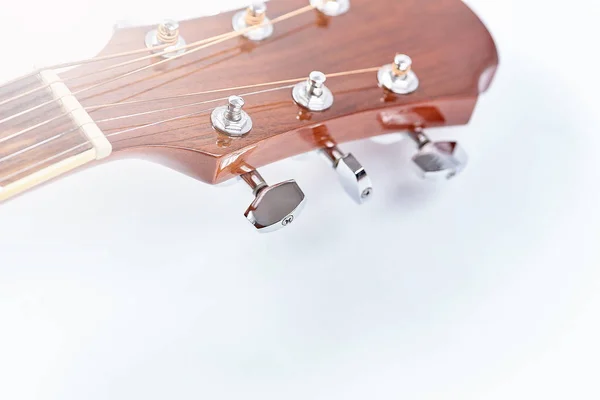 Beyaz arkaplanda izole edilmiş akustik gitar . — Stok fotoğraf
