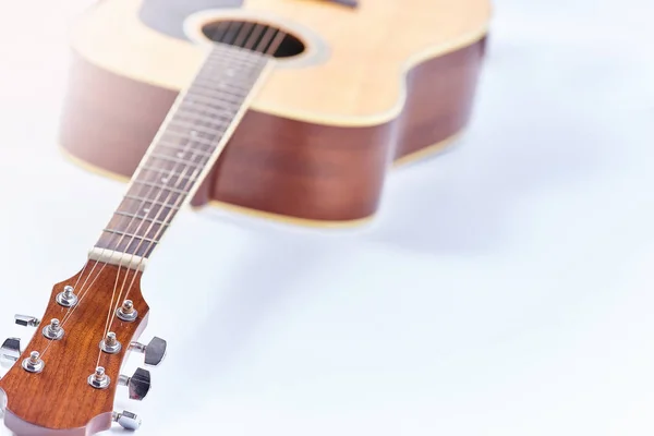 Beyaz arkaplanda izole edilmiş akustik gitar . — Stok fotoğraf