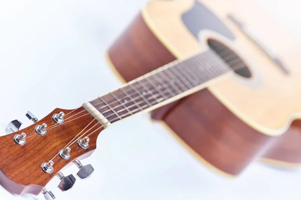 Ακουστική κιθάρα απομονωμένη σε λευκό φόντο . — Φωτογραφία Αρχείου