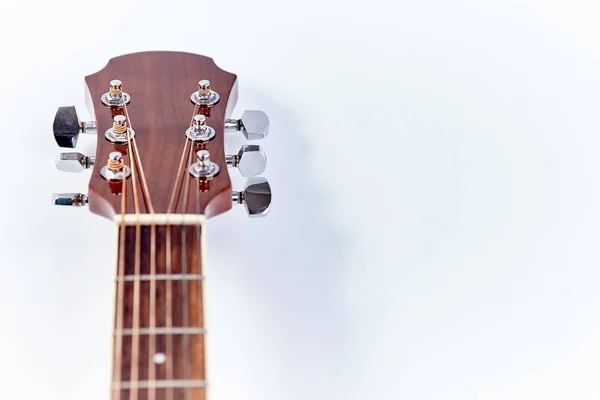 백색 배경에 분리 된 음향 기타 . — 스톡 사진