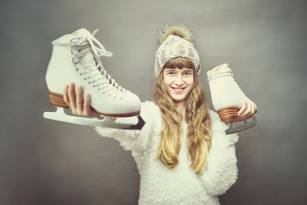 Mulher bonita vai patinar no gelo  . — Fotografia de Stock
